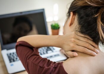 काम के दौरान गर्दन, कंधे और पीठ दर्द को ठीक करने के लिए उपाय
