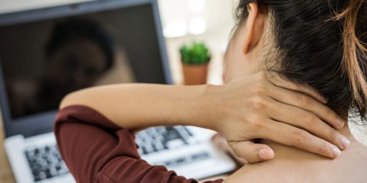 काम के दौरान गर्दन, कंधे और पीठ दर्द को ठीक करने के लिए उपाय